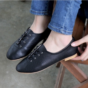 https://what-is-fashion.com/3880-30458-thickbox/womens-black-synthetic-leather-plain-toe-eyelet-lace-up-flat-oxford.jpg
