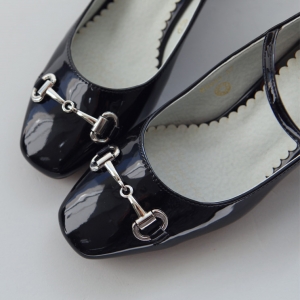 https://what-is-fashion.com/4391-34191-thickbox/women-s-glossy-black-front-horsebit-chain-trim-mary-jane-pumps-mid-chunky-heels.jpg