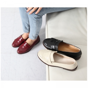 https://what-is-fashion.com/4418-34392-thickbox/women-s-synthetic-leather-round-toe-flats-loafers-black-beige-red.jpg
