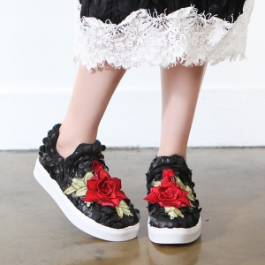 https://what-is-fashion.com/4795-37935-thickbox/women-s-round-toe-pop-up-stitch-rose-patched-fashion-sneakers-black-white.jpg