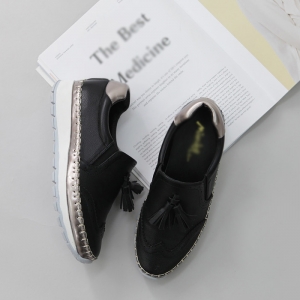 https://what-is-fashion.com/4862-38407-thickbox/women-s-wing-tips-thick-platform-sole-synthetic-leather-tassel-loafers-black.jpg