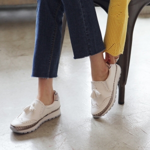https://what-is-fashion.com/4863-38414-thickbox/women-s-wing-tips-thick-platform-sole-synthetic-leather-tassel-loafers-white.jpg