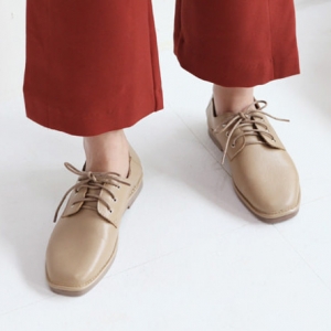 beige square toe oxford shoes