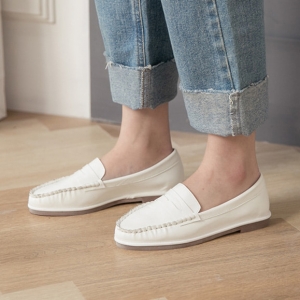 https://what-is-fashion.com/5781-44662-thickbox/women-s-white-loafers-moccasins-slip-on-penny-shoes.jpg