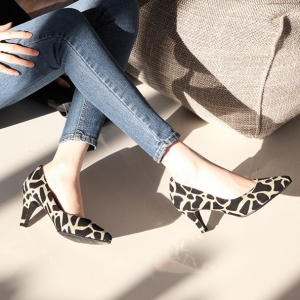 https://what-is-fashion.com/5820-44993-thickbox/women-s-pointed-toe-giraffe-pattern-glitter-gold-med-heel-pumps.jpg