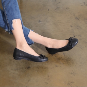 https://what-is-fashion.com/5925-45870-thickbox/women-s-hand-made-black-scale-leather-ballet-flat-shoes.jpg